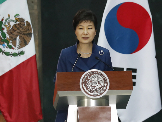 박근혜 대통령과 엔리케 페냐 니에토 멕시코 대통령이 4일 오후(현지시간) 멕시코시티 대통령궁에서 공동기자회견을 하고 있다.